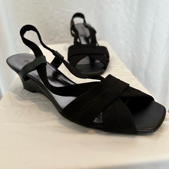 Black Open Toe Strappy Low Heel - Picture 4 of 8